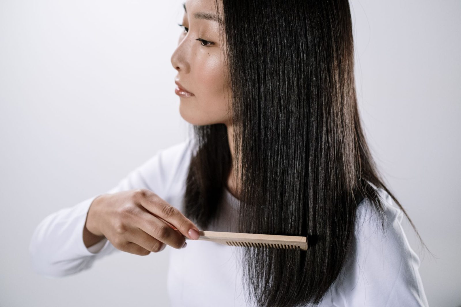 目の粗いコームをやさしく通して、毛先まで均等になじませましょう